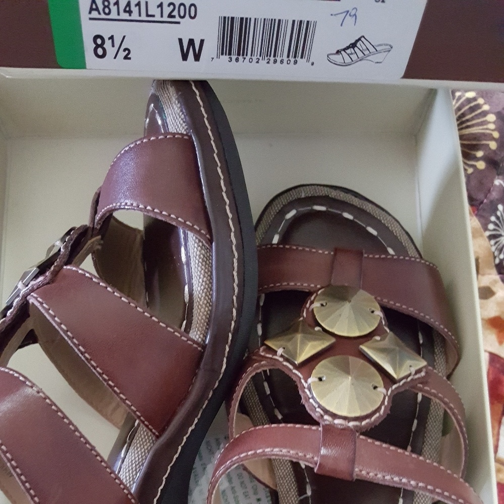 Naturalized sandal